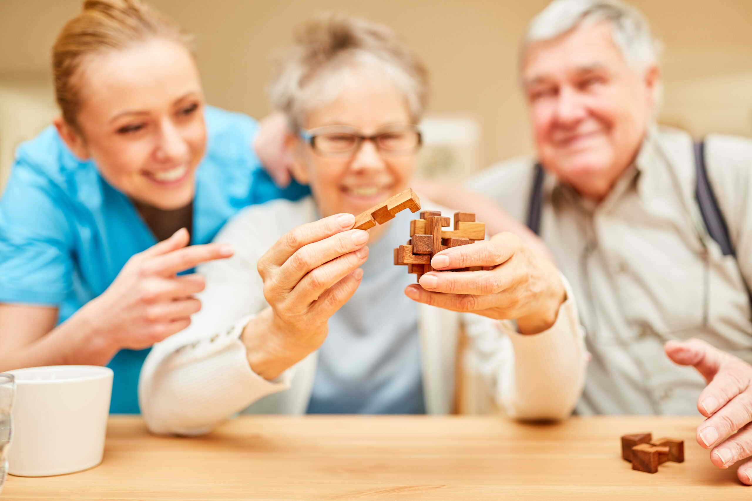 Frau mit Demenz spielt mit einem Holzpuzzle Rehabilitation Photo